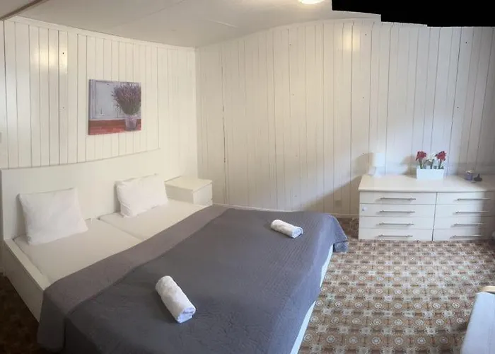 Privatunterkunft Base Cafe *